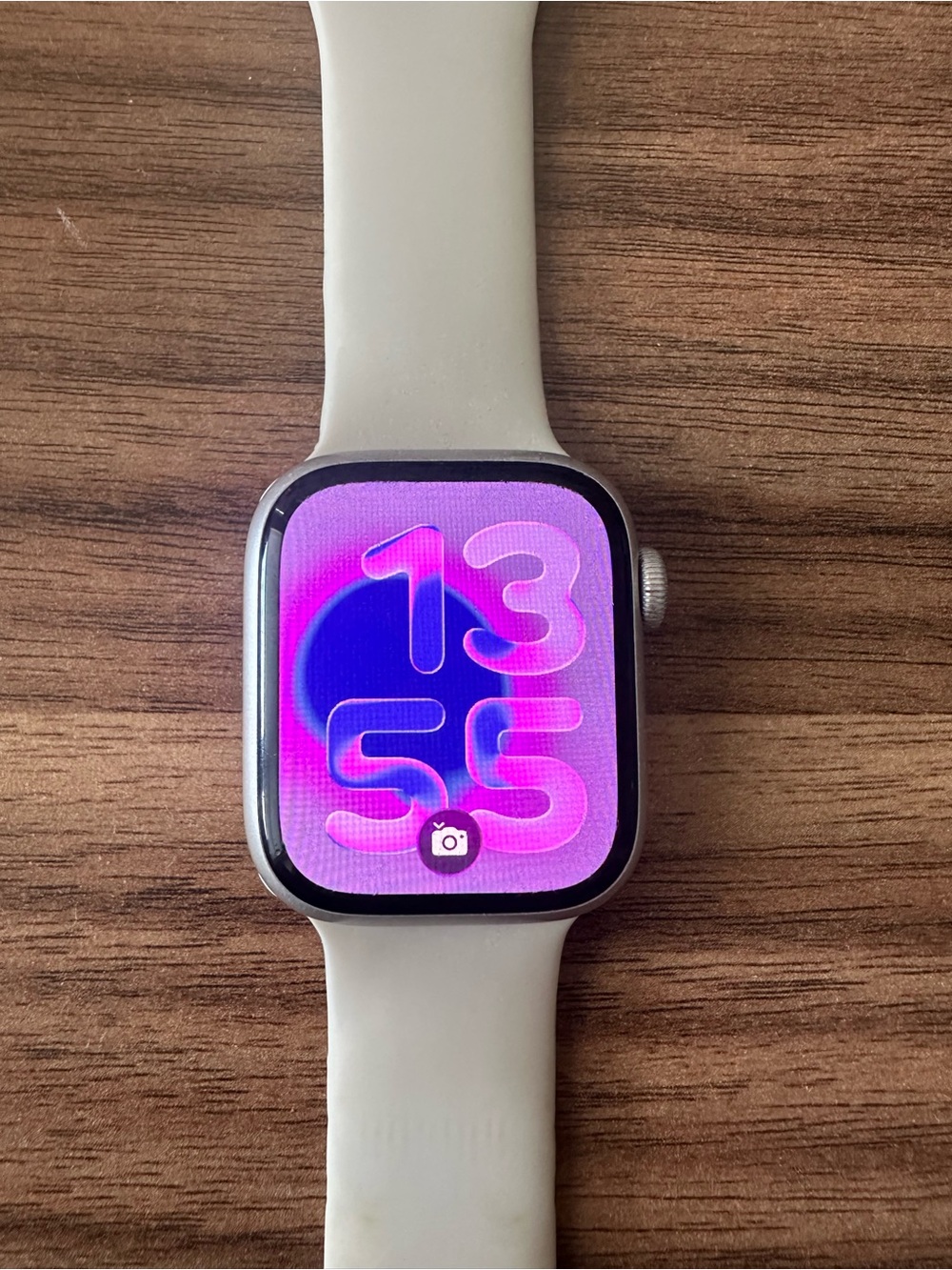 Apple Watch Series 8, 41mm, GPS + Cellular in Starlight.